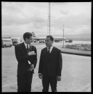 Reportage représentant Caïd Ahmed Francis dit Slimane, Ministre du tourisme et de l'enseignement algérien ainsi que Djibo Bakary, homme politique nigérien en exil