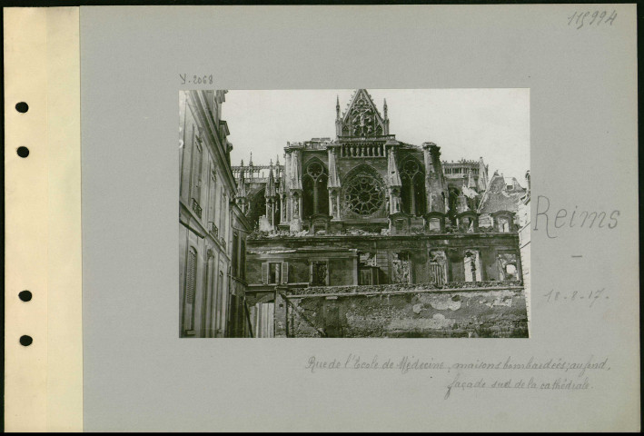 Reims. Rue de l'Ecole de Médecine, maisons bombardées ; au fond, façade sud de la cathédrale
