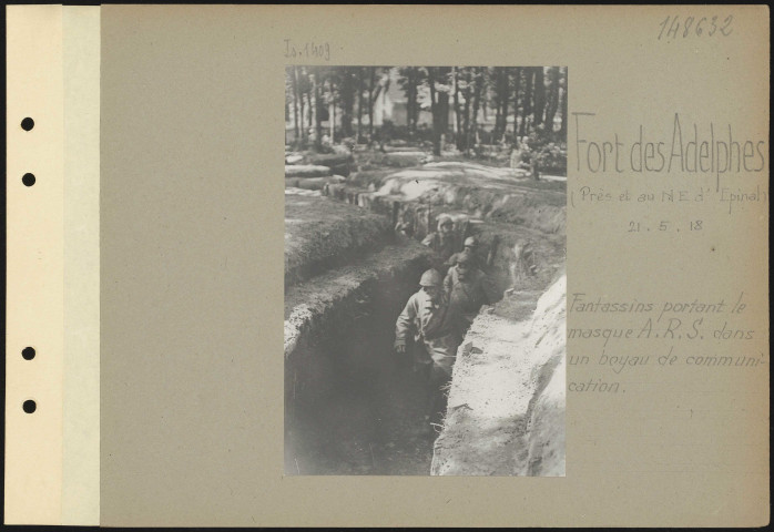 Fort des Adelphes (près et au nord-est d'Épinal). Fantassins portant le masque ARS dans un boyau de communication
