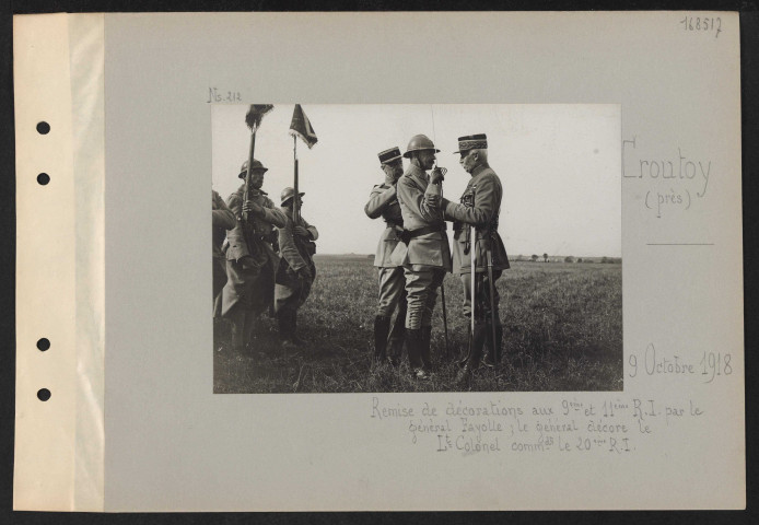Croutoy (près). Remise de décorations aux 9e été 11e RI par le général Fayolle ; le général décore le lieutenant-colonel commandant le 20e RI