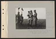 Croutoy (près). Remise de décorations aux 9e été 11e RI par le général Fayolle ; le général décore le lieutenant-colonel commandant le 20e RI