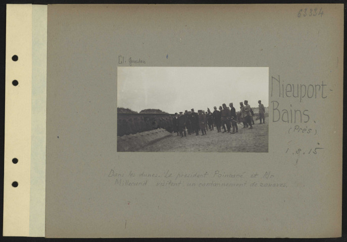 Nieuport-Bains (près). Dans les dunes. Le président Poincaré et M. Millerand visitent un cantonnement de zouaves