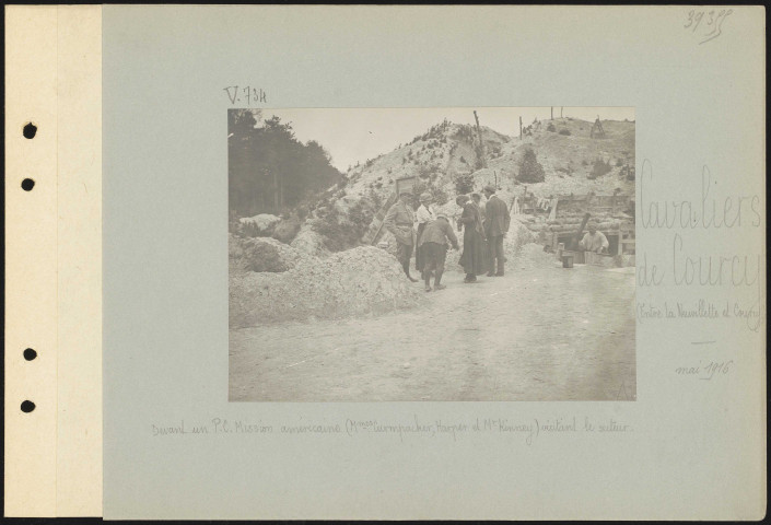 Cavaliers de Courcy (entre La Neuvillette et Courcy). Devant un PC. Mission américaine (Mmes Curmpacker, Harper et M. Kinney) visitant le secteur