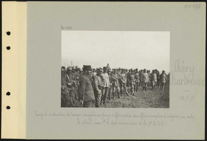 Chéry-Chartreuve. Camp d'instruction de troupes sénégalaises. Groupe d'officiers et de sous-officiers européens et indigènes ; au centre, le colonel, commandant le dépôt divisionnaire de la 3e DIC