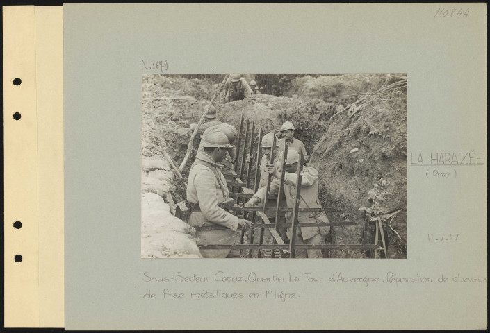 La Harazée (près). Sous-secteur Condé. Quartier La Tour d'Auvergne. Réparation de chevaux de frise métalliques en première ligne