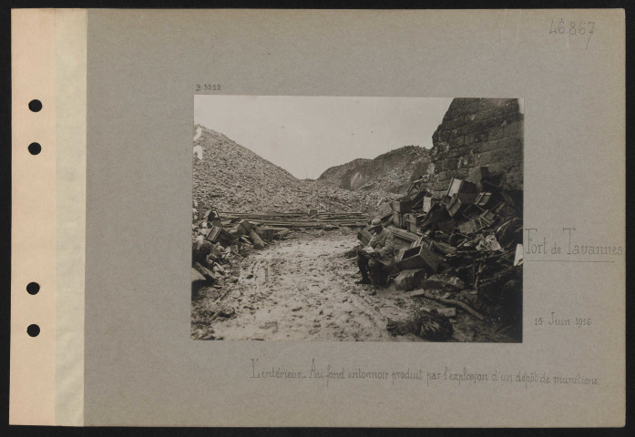 Fort de Tavannes. L'intérieur. Au fond, entonnoir produit par l'explosion d'un dépôt de munitions