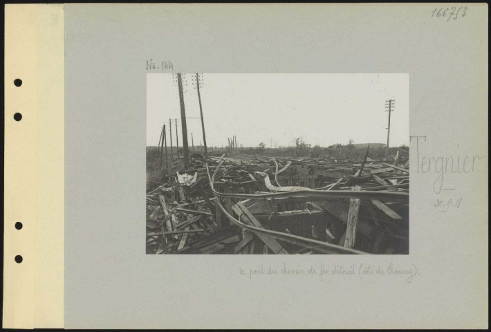Tergnier. Le pont du chemin de fer détruit (côté de Chauny)