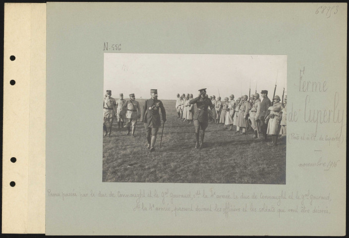 Ferme de Cuperly (près et à l'est de Cuperly). Revue passée par le duc de Connaught et le général Gouraud commandant la 4e armée. Le duc de Connaught et le général Gouraud commandant la 4e armée passent devant les officiers et les soldats qui vont être décorés
