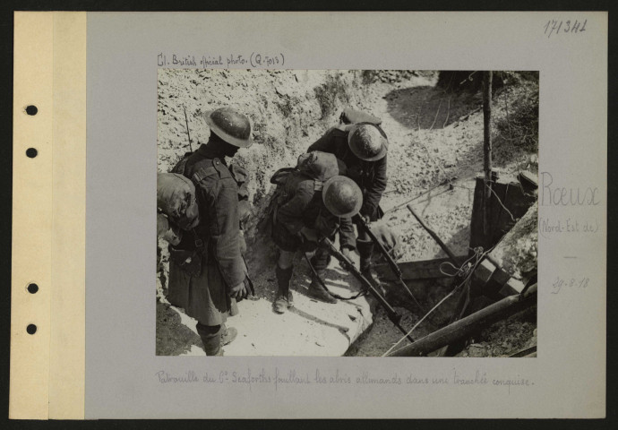 Roeux (nord-est de). Patrouille du 6e Seaforths fouillant les abris allemands dans une tranchée conquise