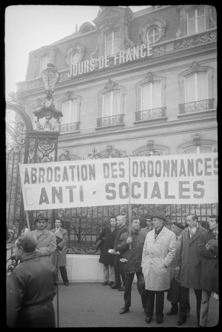 Manifestation contre Dassault devant « Jours de France »