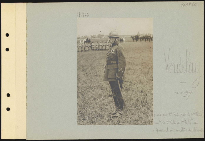 Ventelay. Revue du 31e régiment d'infanterie par le général Pellé commandant le 5e CA. Le général Pellé se préparant à remettre des décorations