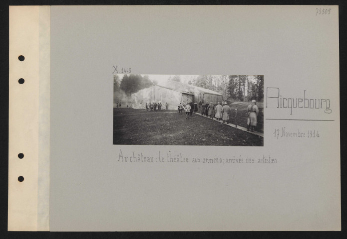 Ricquebourg. Au château : le théâtre aux armées ; arrivée des artistes