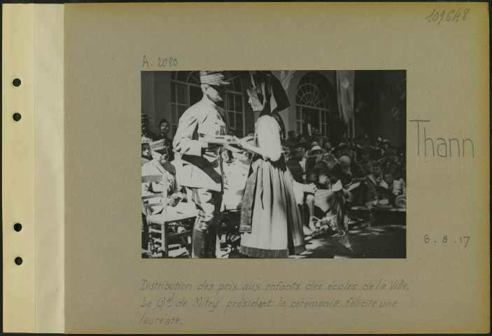 Thann. Distribution des prix aux enfants des écoles de la ville. Le général de Mitry présidant la cérémonie félicite une lauréate