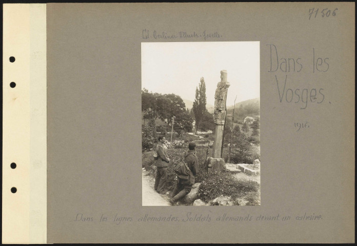 Dans les Vosges. Dans les lignes allemandes. Soldats allemands devant un calvaire