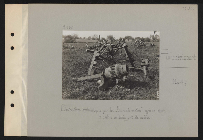 Porquéricourt. Destructions systématiques par les Allemands : machines agricoles dont les parties en bois ont été sciées