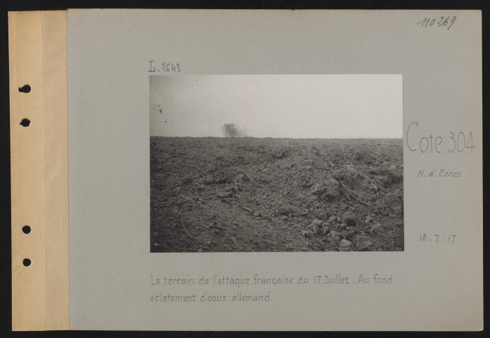 Cote 304 (nord d'Esnes). Le terrain de l'attaque française du 17 juillet. Au fond, éclatement d'obus allemand