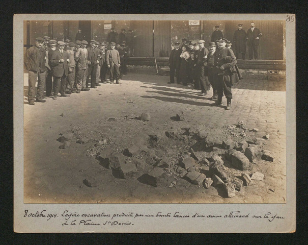 Légère excavation produite par une bombe lancée d'un avion allemand sur la gare de la Plaine-Saint-Denis