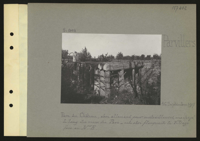 Parvillers. Parc du château ; abri allemand pour mitrailleuses, inachevé, le long du mur du parc. Cet abri flanquait le village face au nord-est