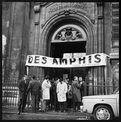 À la Sorbonne, des piquets de grève. Roger Vrigny, prix Femina de 1963. L'écrivain Claude Roy