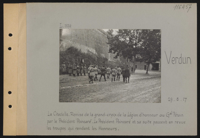 Verdun. La citadelle. Remise de la grand-croix de la Légion d'honneur au général Pétain par le président Poincaré. Le président Poincaré et sa suite passent en revue les troupes qui rendent les honneurs