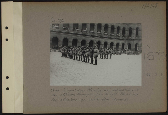 Paris. Aux Invalides. Remise de décorations à des officiers français par le général Pershing. Les officiers qui vont être décorés