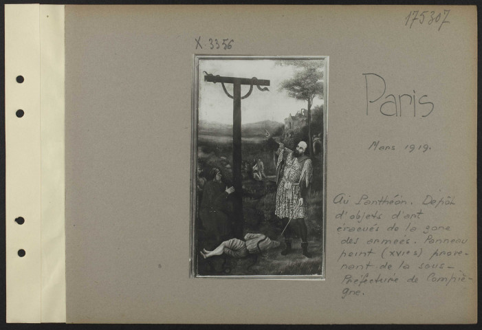 Paris. Au Panthéon. Dépôt d'objets d'art évacués de la zone des armées. Panneau peint (XVIe siècle) provenant de la sous-préfecture de Compiègne
