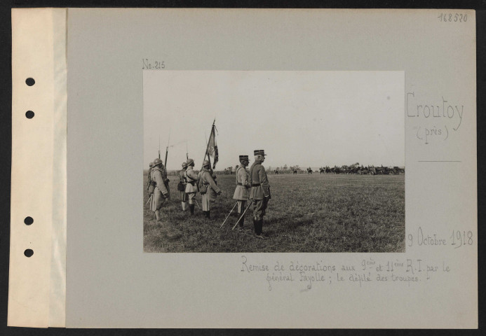 Croutoy (près). Remise de décorations aux 9e été 11e RI par le général Fayolle ; le défilé des troupes