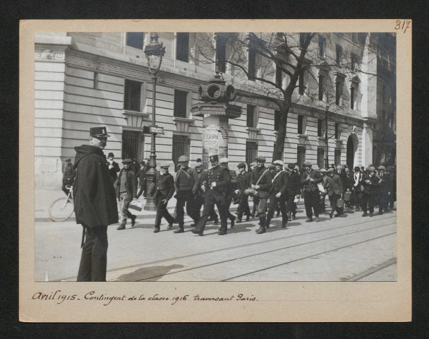 Contingent de la classe 1916 traversant Paris