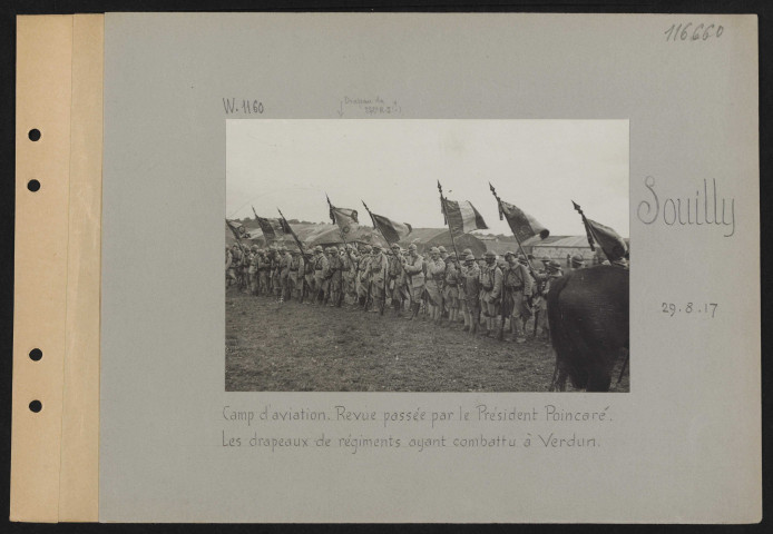 Souilly. Camp d'aviation. Revue passée par le président Poincaré. Les drapeaux de régiments ayant combattu à Verdun