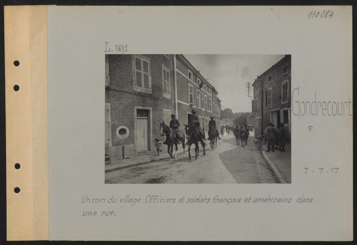 Gondrecourt. Un coin du village. Officiers et soldats français et américains dans une rue