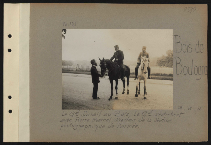 Bois de Boulogne. Le général Sarrail au bois. Le général s'entretient avec Pierre Marcel, directeur de la Section photographique de l'armée