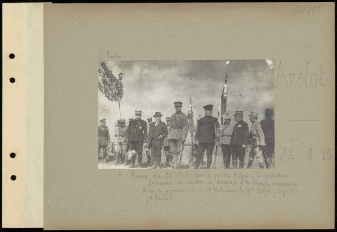 Azelot. Revue du 20e CA par le roi des Belges. Le président Poincaré va remettre un drapeau à la division marocaine. À droite du président, le roi, monsieur Millerand, le général Joffre ; à gauche, le général Dubail