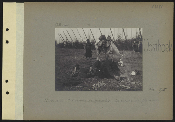 Oosthoek. Bivouac du troisième escadron de goumiers. La cuisine en plein air