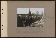 Saint-Mandé. Au cimetière du Sud. M. Ch. Deloncle, sénateur de la Seine et le maire de Saint-Mandé passent devant les tombes des soldats morts pour la France