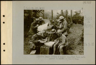 Bois de Reims. Officiers français, italiens et anglais consultant leurs cartes pendant la bataille du bois de Reims