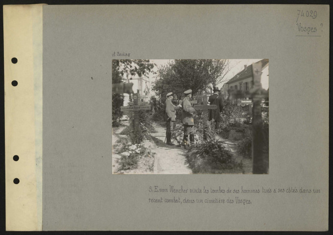S.l. (Vosges ?). Son Excellence von Wencher visite les tombes de ses hommes tués à ses côtés dans un récent combat, dans un cimetière des Vosges
