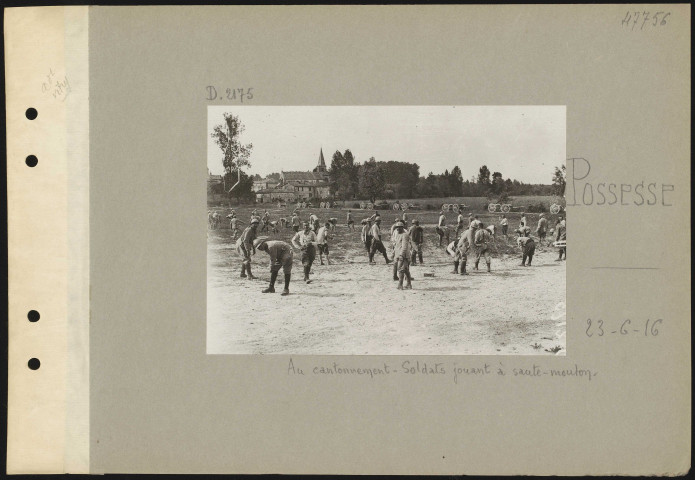 Possesse. Au cantonnement. Soldats jouant à saute-mouton