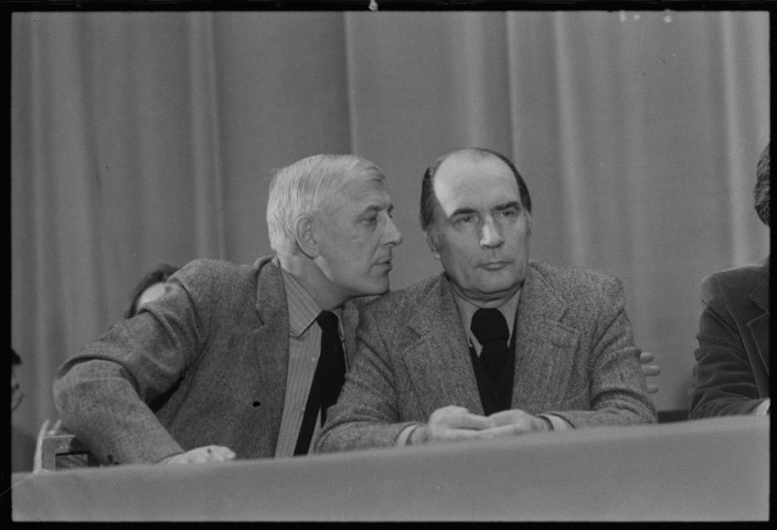 Meeting du Parti socialiste ouvrier espagnol : discours de Mitterrand. Les Klarsfled. Vues de Paris : les bords de Seine