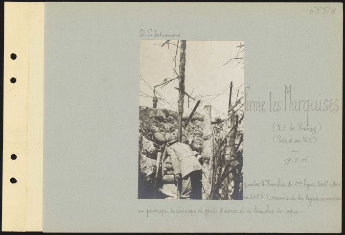 Ferme Les Marquises (nord-est de Prunay) (près et au nord-est). Quartier nord. Tranchée de première ligne. Lieutenant Lidon du 248e régiment d'infanterie examinant les lignes ennemies au périscope. Le périscope est garni d'écorces et de branches de sapin