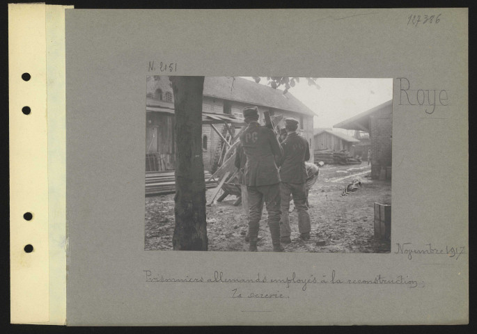 Roye. Prisonniers allemands employés à la reconstruction ; la scierie