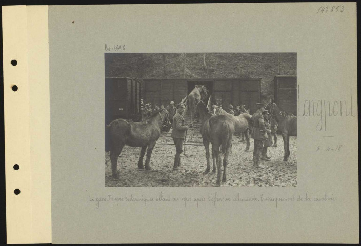 Longpont. La gare. Troupes britanniques allant au repos après l'offensive allemande. Embarquement de la cavalerie