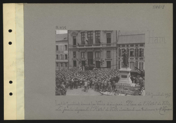 Ham. Le 14 juillet dans la ville délivrée : place de l'Hôtel de ville. La foule devant l'hôtel de ville écoutant un discours de monsieur Viviani