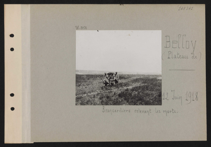 Belloy (plateau de). Brancardiers relevant les morts
