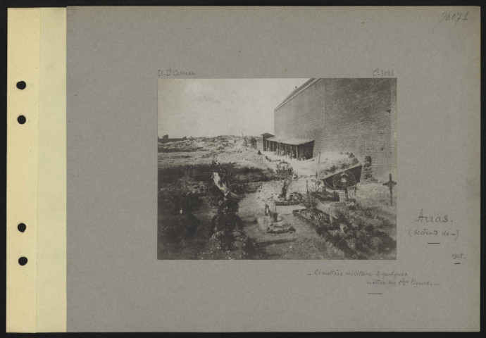 Arras (secteur de). Cimetière militaire à quelques mètres des premières lignes