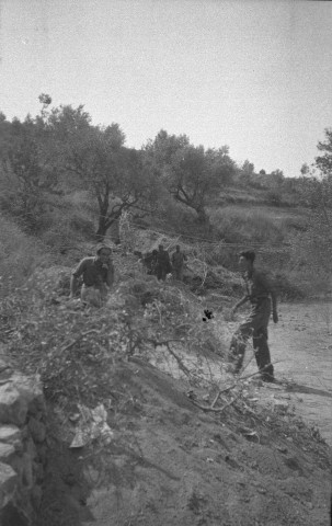 Etat Major de la XIIIe BI dans un ravin ("Baranco"), aprés qu'une bombe de l'aviation franquiste soit tombéependant la bataille de l'Ebre