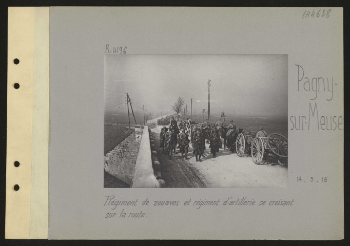 Pagny-sur-Meuse. Régiment de zouaves et régiment d'artillerie se croisant sur la route