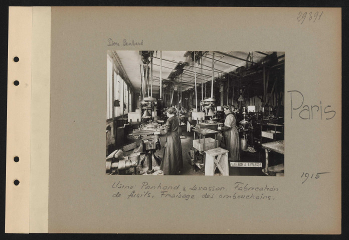Paris. Usine Panhard et Levassor. Fabrication de fusils. Fraisage des embouchoirs