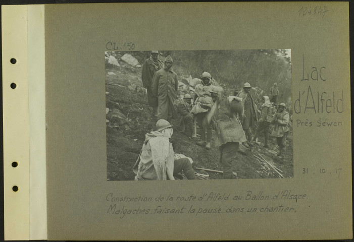 Lac d'Alfeld (Près Sewen). Construction de la route d'Alfeld au Ballon d'Alsace. Malgaches faisant la pause dans un chantier