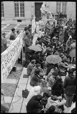Rassemblement de l'UNEF à la Sorbonne. Interview de Coretta Scott King. Piquet de grève : « Ils ne se brûlent pas, ils brûlent leur livret militaire »