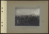S.l. Tranchée britannique baptisée "Le Rhin". Soldats anglais pêchant à la ligne derrière leur tranchée
